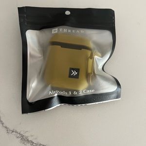 NIB Threads AirPod’s CASE I-II green-beige silicon strong c-clip carabiner